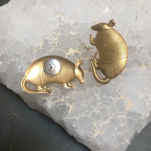 Vintage brass armadillo post animal earrings - Picture 3 of 5
